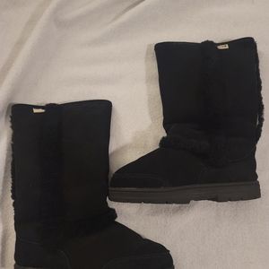 New in box Women's Black Bearpaw Boots Size 9 Wide Width.